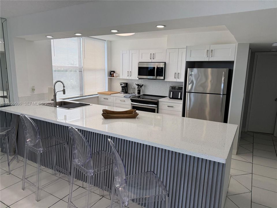 For Sale: $289,000 (1 beds, 1 baths, 729 Square Feet)