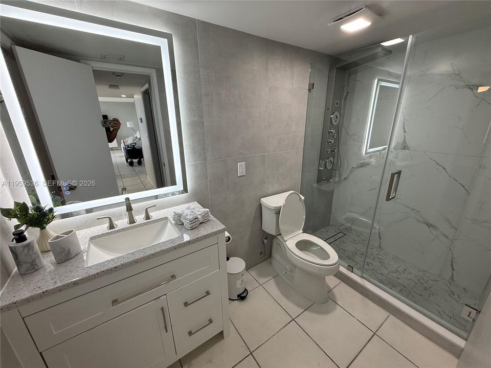 For Sale: $289,000 (1 beds, 1 baths, 729 Square Feet)