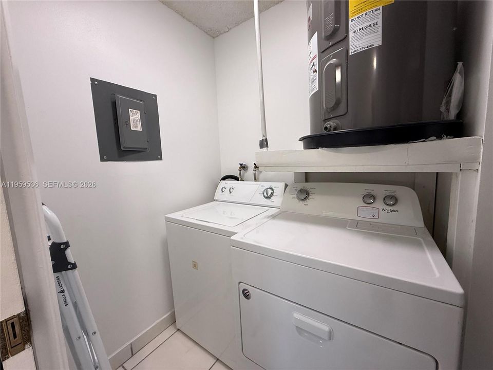 For Sale: $289,000 (1 beds, 1 baths, 729 Square Feet)