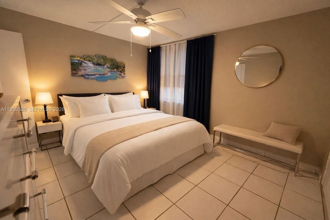 For Sale: $289,000 (1 beds, 1 baths, 729 Square Feet)