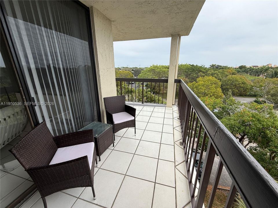 For Sale: $289,000 (1 beds, 1 baths, 729 Square Feet)