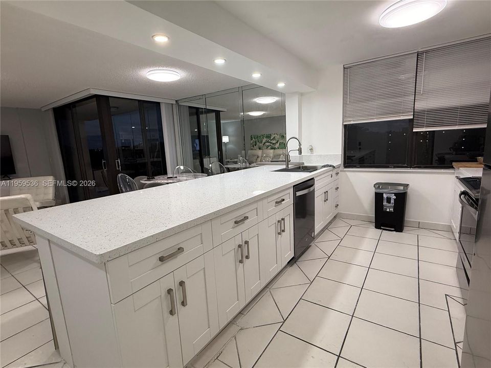 For Sale: $289,000 (1 beds, 1 baths, 729 Square Feet)