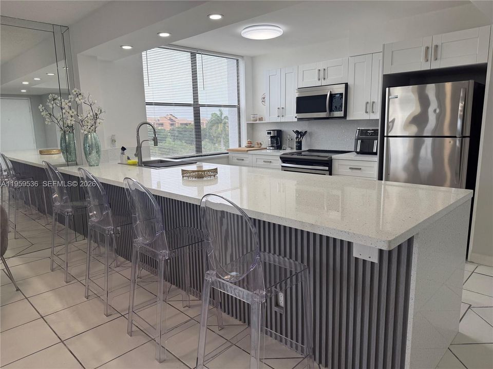 For Sale: $289,000 (1 beds, 1 baths, 729 Square Feet)