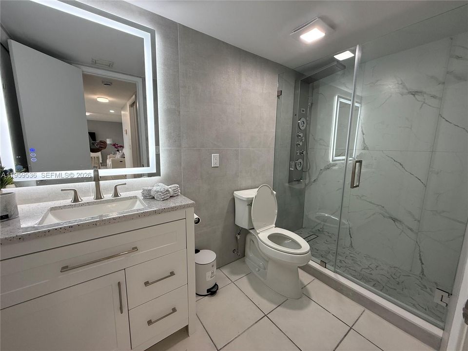 For Sale: $289,000 (1 beds, 1 baths, 729 Square Feet)