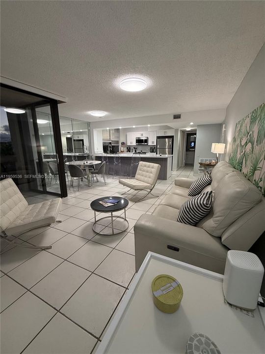 For Sale: $289,000 (1 beds, 1 baths, 729 Square Feet)