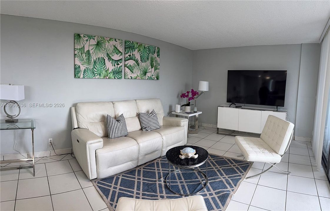 For Sale: $289,000 (1 beds, 1 baths, 729 Square Feet)