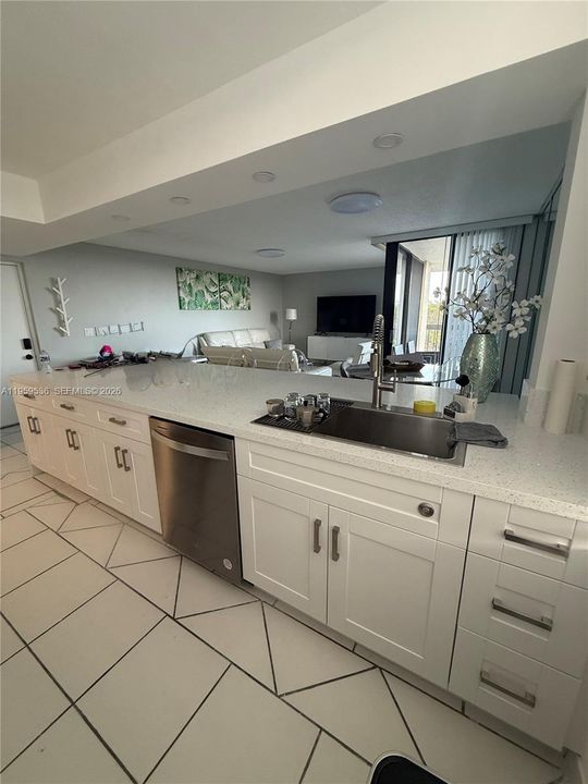 For Sale: $289,000 (1 beds, 1 baths, 729 Square Feet)