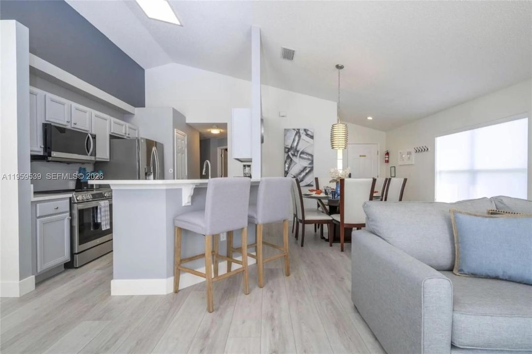 Под контрактом: $560,000 (4 спален, 3 ванн, 5750 Квадратных фут)
