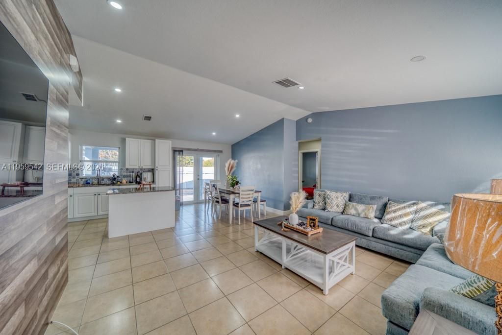 En Venta: $320,000 (3 camas, 2 baños, 1213 Pies cuadrados)