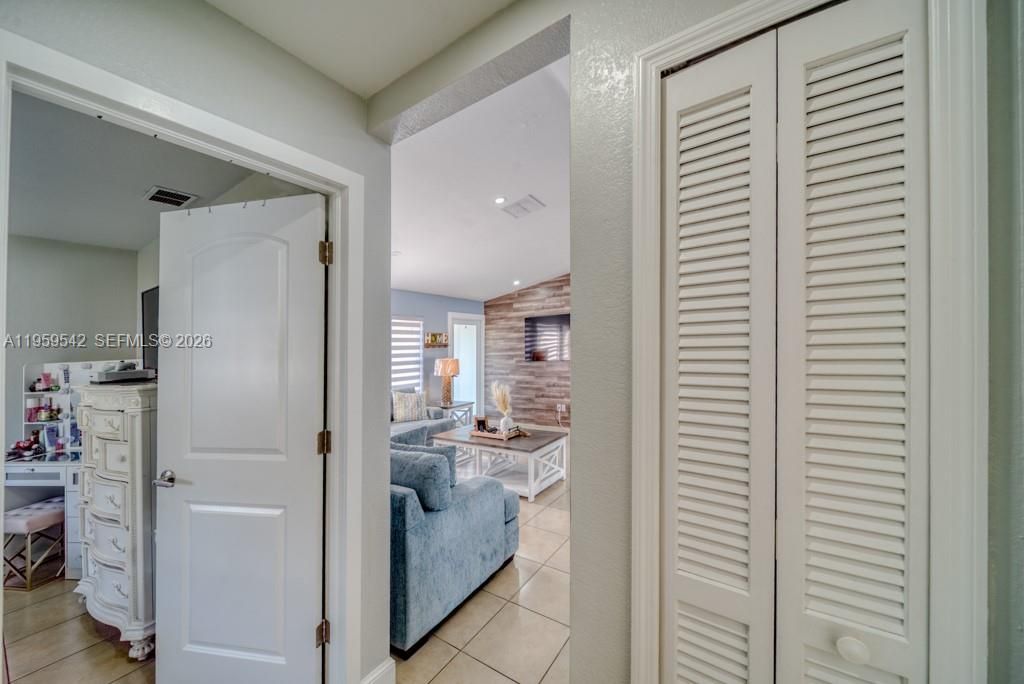 En Venta: $320,000 (3 camas, 2 baños, 1213 Pies cuadrados)