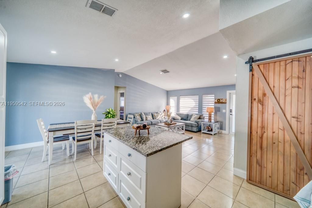En Venta: $320,000 (3 camas, 2 baños, 1213 Pies cuadrados)