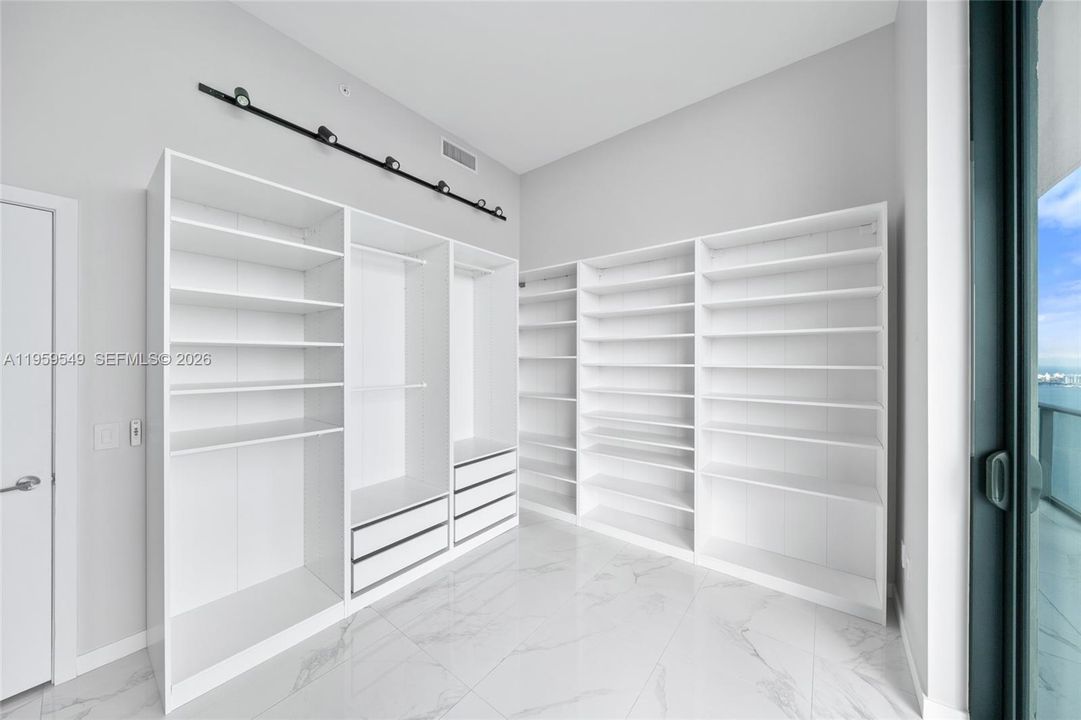 Activo con contrato: $19,000 (4 camas, 4 baños, 2663 Pies cuadrados)