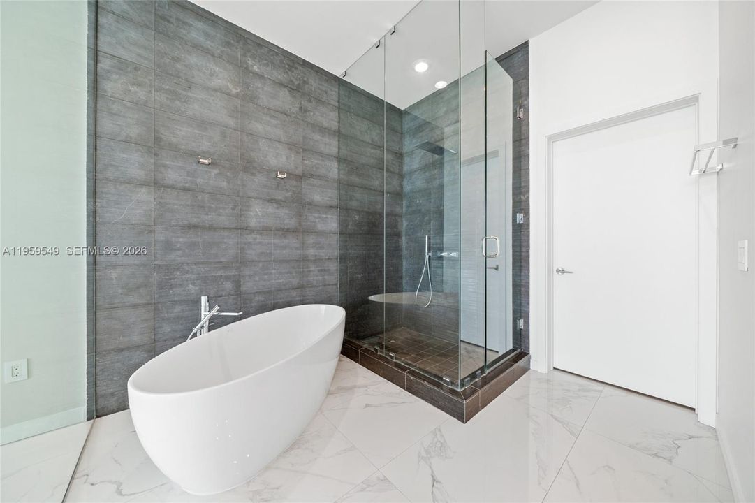 Activo con contrato: $19,000 (4 camas, 4 baños, 2663 Pies cuadrados)