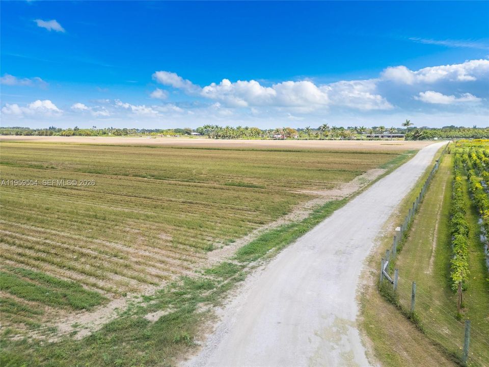 На продажу: $5,500,000 (40.07 acres)