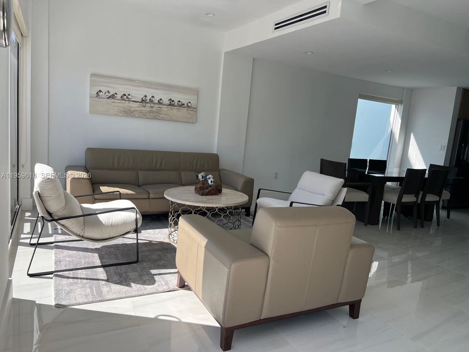 En Venta: $1,200,000 (3 camas, 2 baños, 1716 Pies cuadrados)