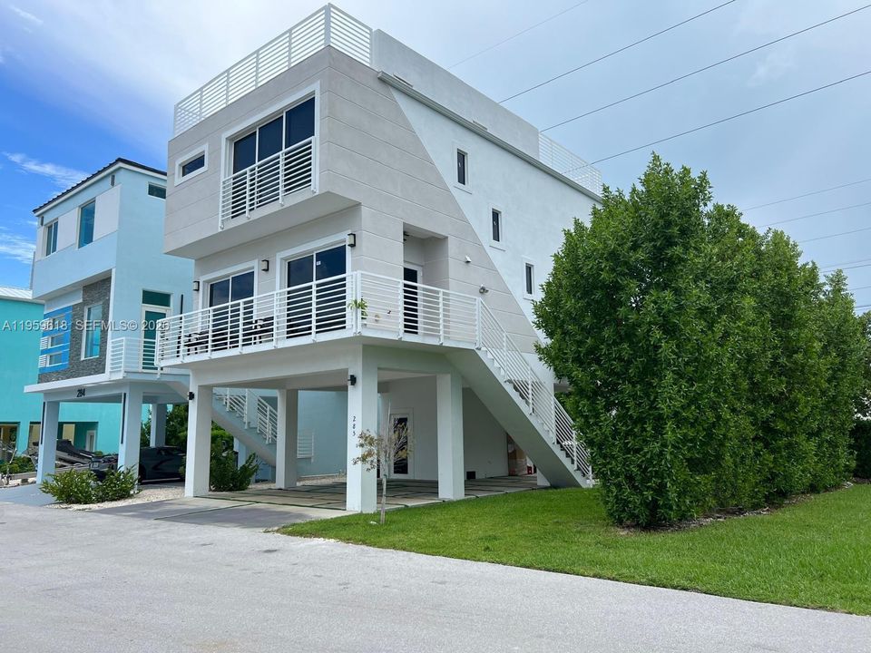 En Venta: $1,200,000 (3 camas, 2 baños, 1716 Pies cuadrados)