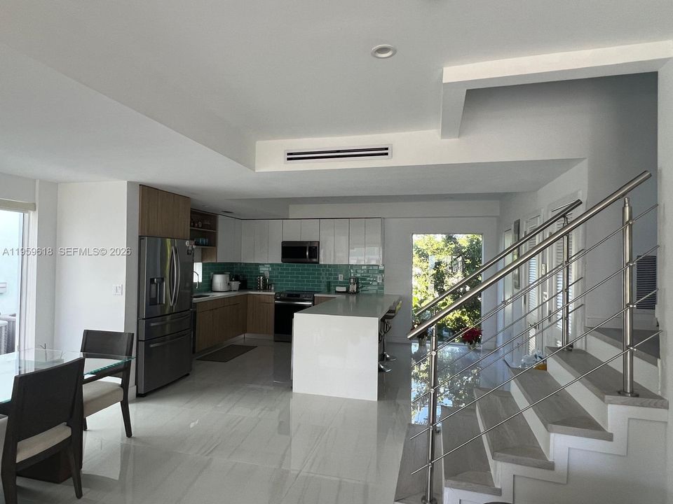 En Venta: $1,200,000 (3 camas, 2 baños, 1716 Pies cuadrados)