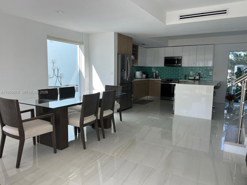 En Venta: $1,200,000 (3 camas, 2 baños, 1716 Pies cuadrados)
