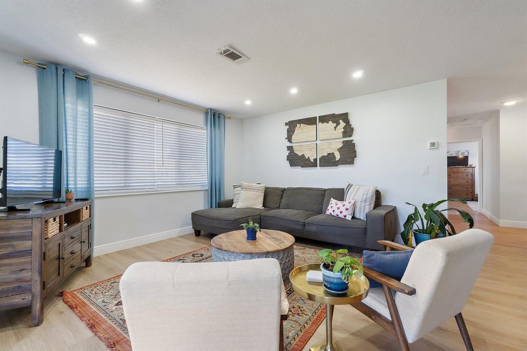 047-1401NLakeCt-WestPalmBeach-SMALL