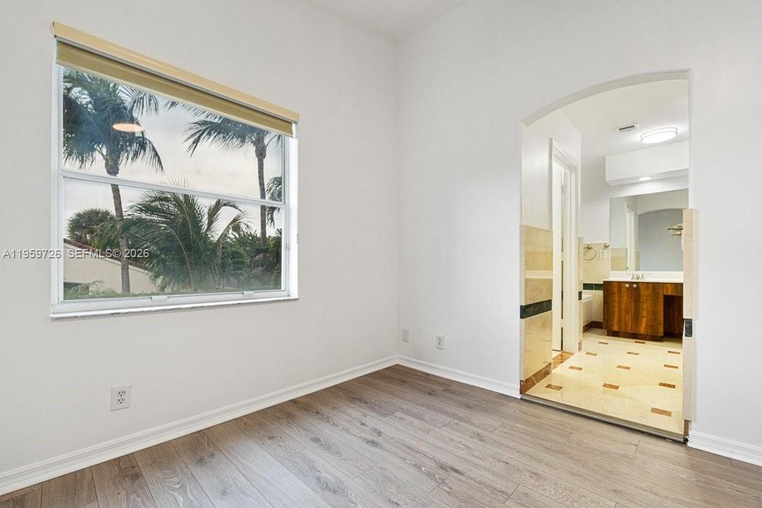 Vendido Recientemente: $859,999 (4 camas, 2 baños, 2150 Pies cuadrados)