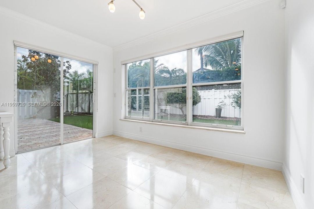 Vendido Recientemente: $859,999 (4 camas, 2 baños, 2150 Pies cuadrados)