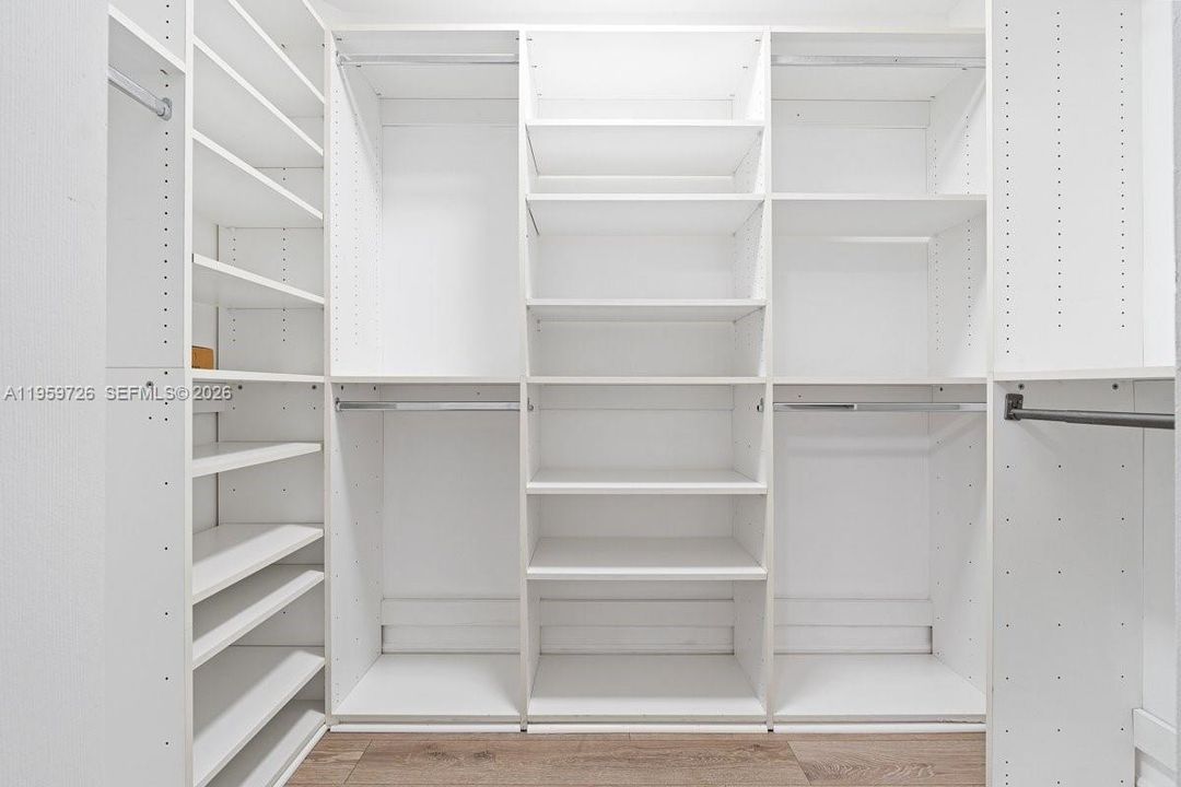 Vendido Recientemente: $859,999 (4 camas, 2 baños, 2150 Pies cuadrados)