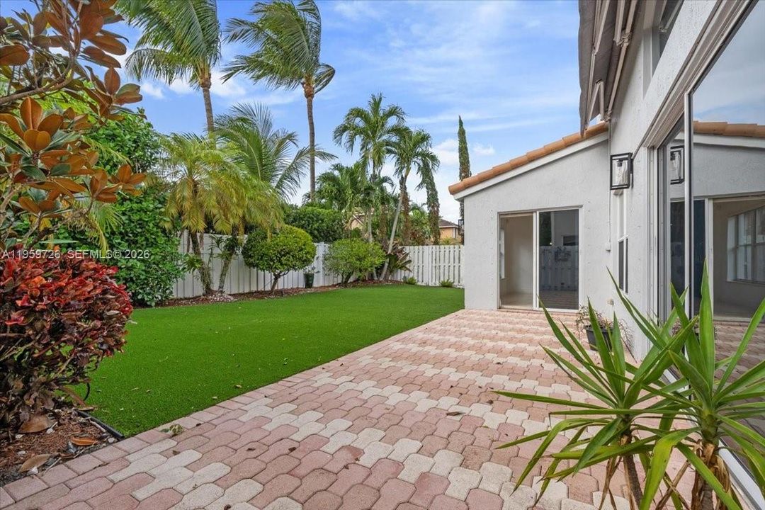 Vendido Recientemente: $859,999 (4 camas, 2 baños, 2150 Pies cuadrados)