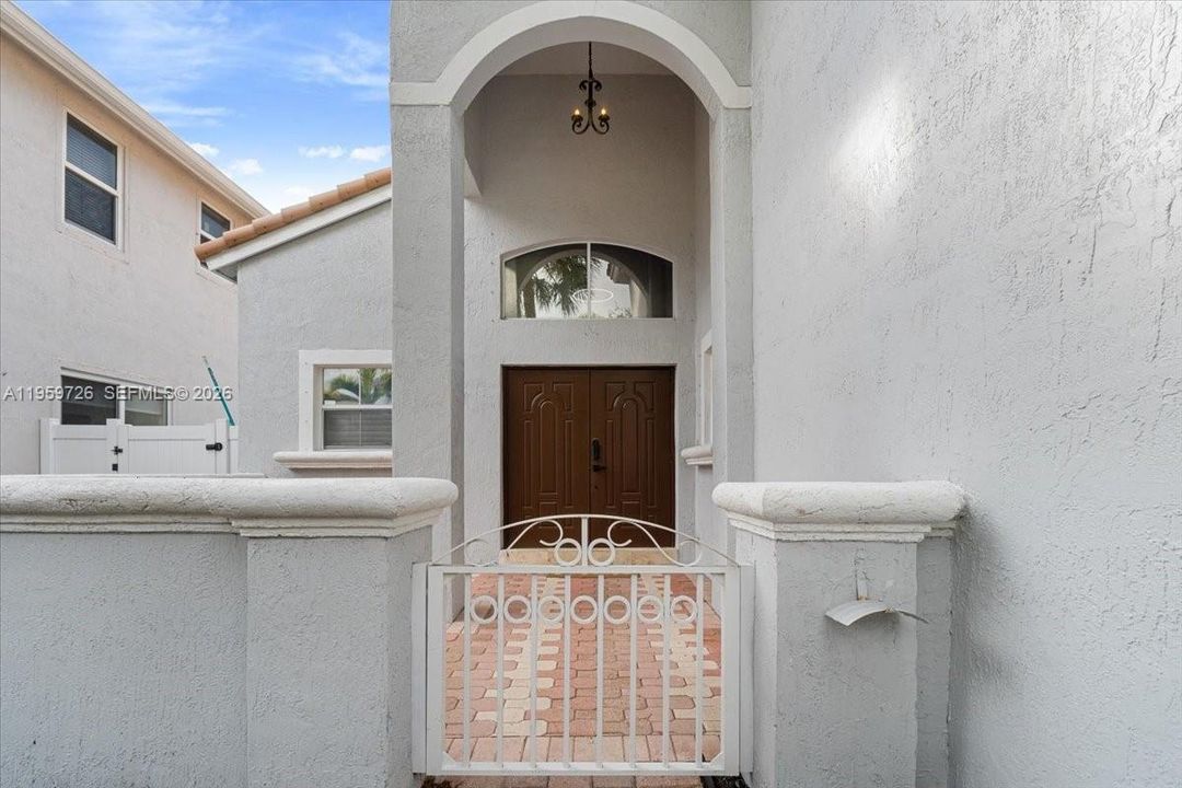 Vendido Recientemente: $859,999 (4 camas, 2 baños, 2150 Pies cuadrados)