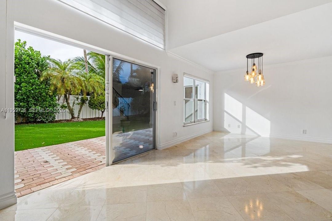 Vendido Recientemente: $859,999 (4 camas, 2 baños, 2150 Pies cuadrados)