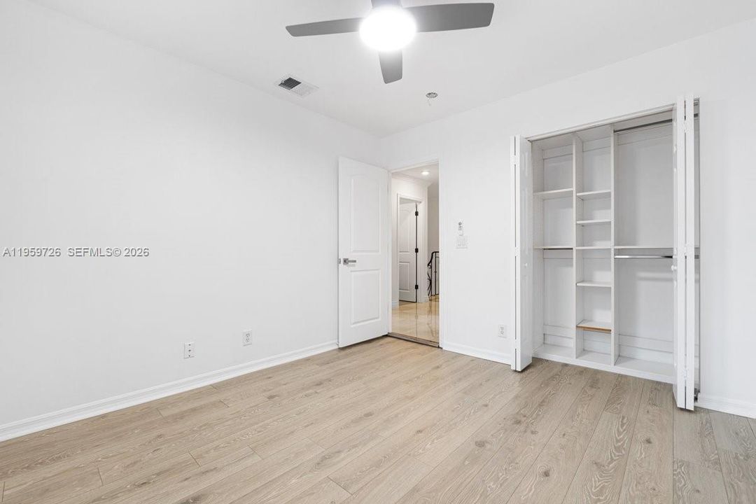 Vendido Recientemente: $859,999 (4 camas, 2 baños, 2150 Pies cuadrados)