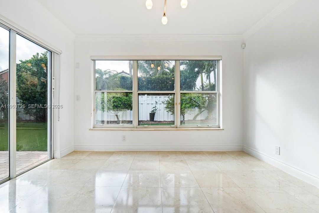 Vendido Recientemente: $859,999 (4 camas, 2 baños, 2150 Pies cuadrados)