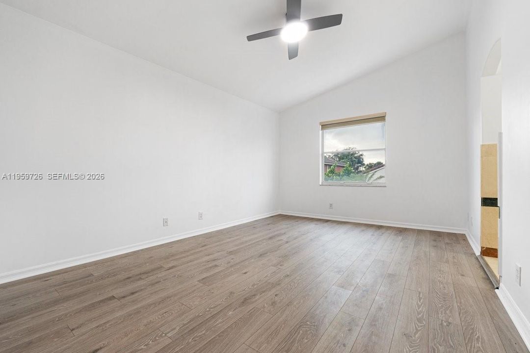 Vendido Recientemente: $859,999 (4 camas, 2 baños, 2150 Pies cuadrados)