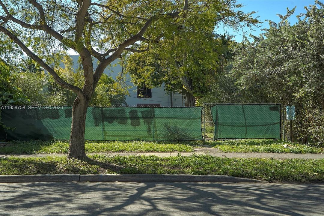 На продажу: $2,350,000 (7,500.00 acres)