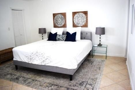 Queen bed with 2 walk in closets