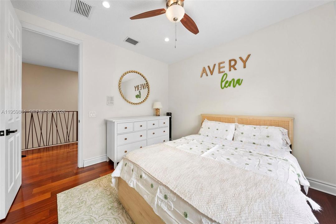 Vendido Recientemente: $1,049,000 (5 camas, 4 baños, 3149 Pies cuadrados)