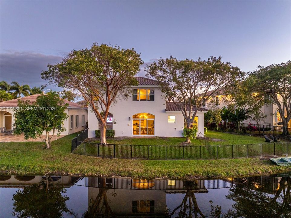 Vendido Recientemente: $1,049,000 (5 camas, 4 baños, 3149 Pies cuadrados)
