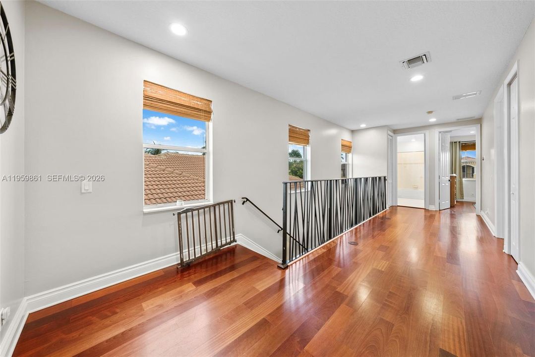Vendido Recientemente: $1,049,000 (5 camas, 4 baños, 3149 Pies cuadrados)