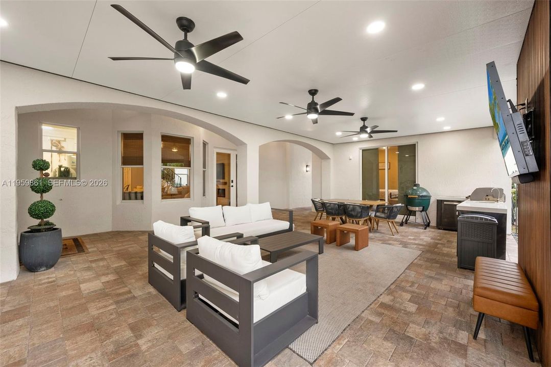 Vendido Recientemente: $1,049,000 (5 camas, 4 baños, 3149 Pies cuadrados)