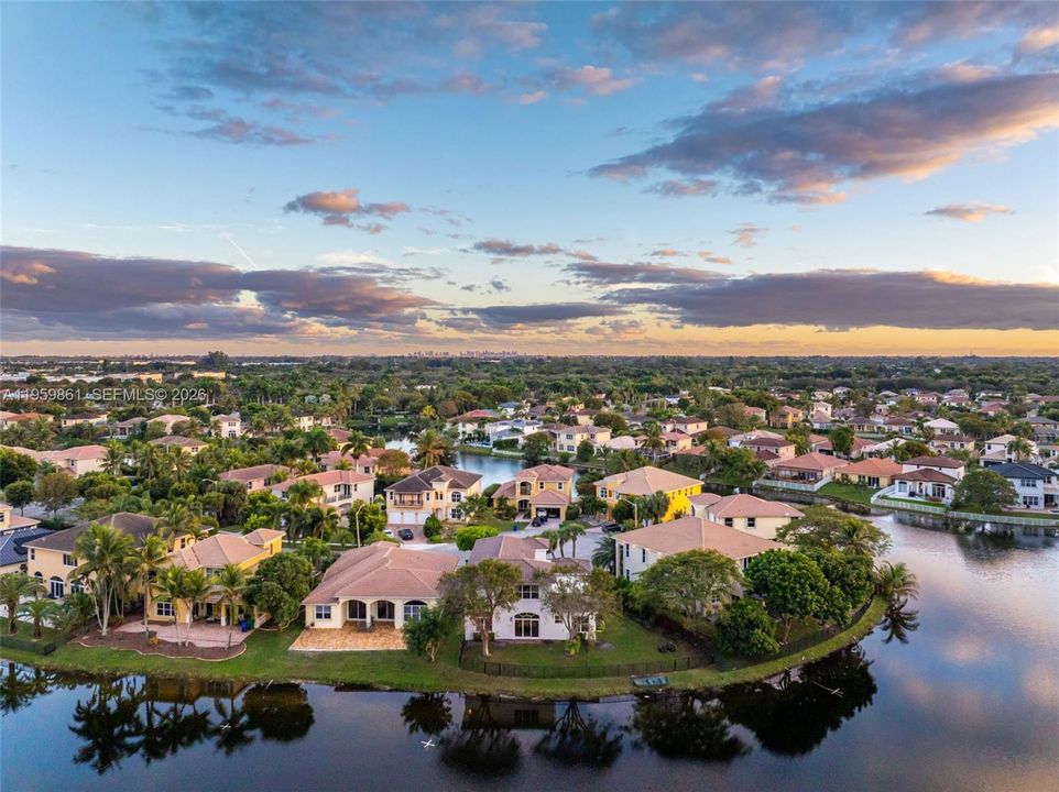 Vendido Recientemente: $1,049,000 (5 camas, 4 baños, 3149 Pies cuadrados)