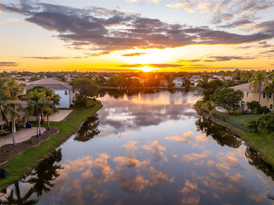Vendido Recientemente: $1,049,000 (5 camas, 4 baños, 3149 Pies cuadrados)