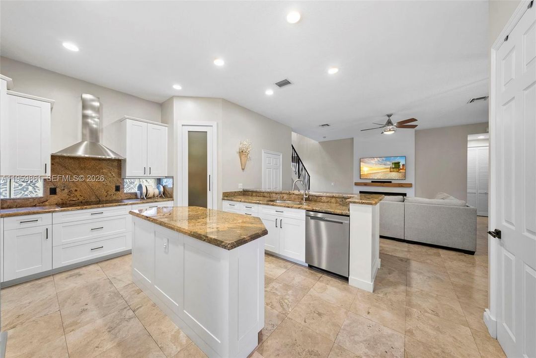 Vendido Recientemente: $1,049,000 (5 camas, 4 baños, 3149 Pies cuadrados)