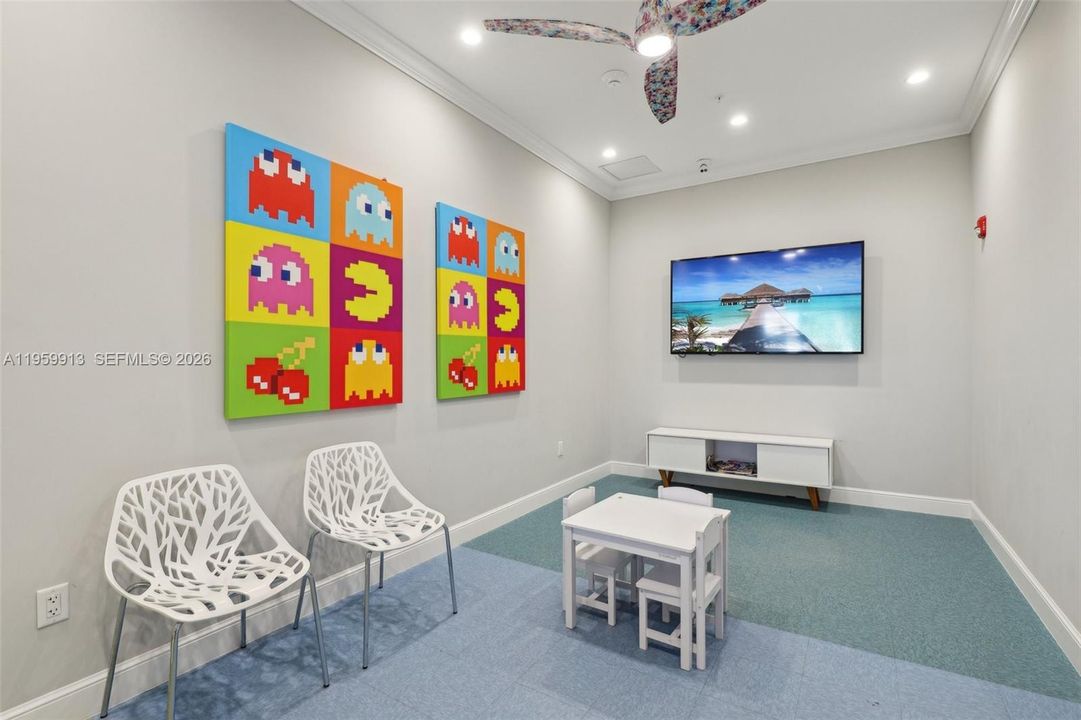 Vendido Recientemente: $690,000 (4 camas, 3 baños, 2308 Pies cuadrados)
