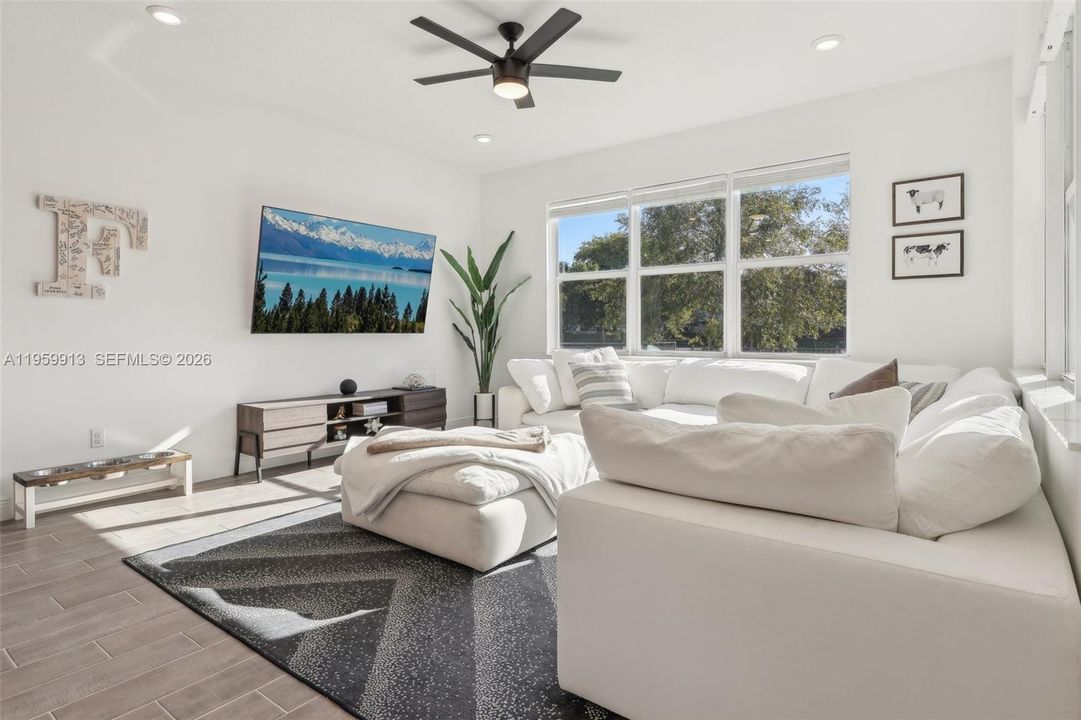 Vendido Recientemente: $690,000 (4 camas, 3 baños, 2308 Pies cuadrados)
