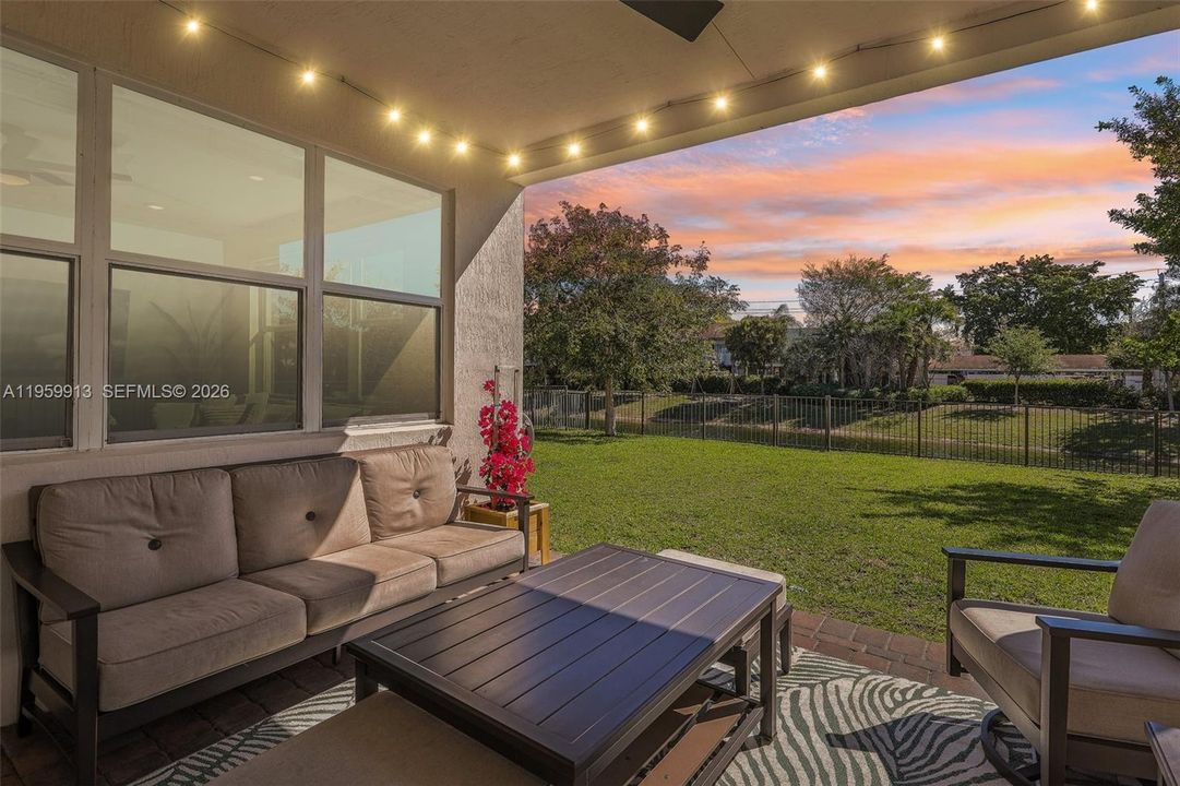 Vendido Recientemente: $690,000 (4 camas, 3 baños, 2308 Pies cuadrados)