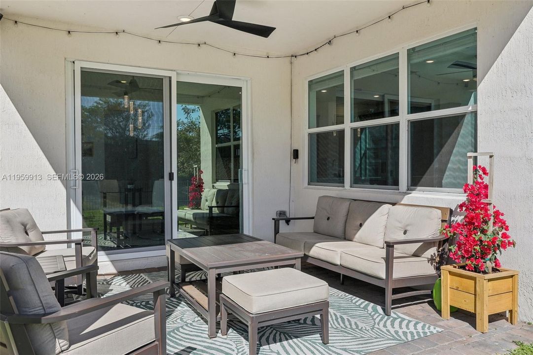 Vendido Recientemente: $690,000 (4 camas, 3 baños, 2308 Pies cuadrados)