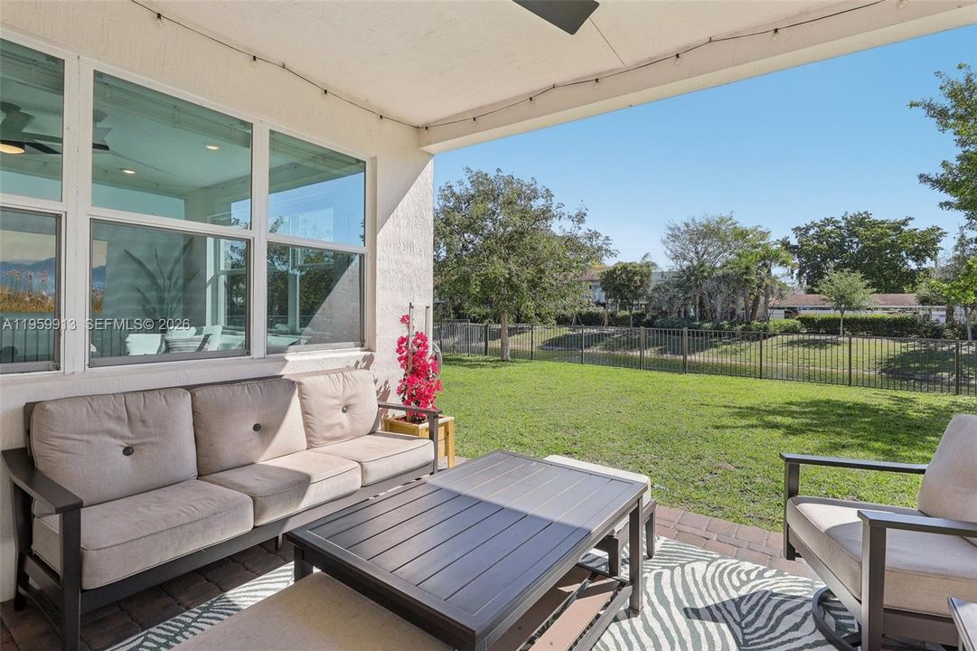 Vendido Recientemente: $690,000 (4 camas, 3 baños, 2308 Pies cuadrados)