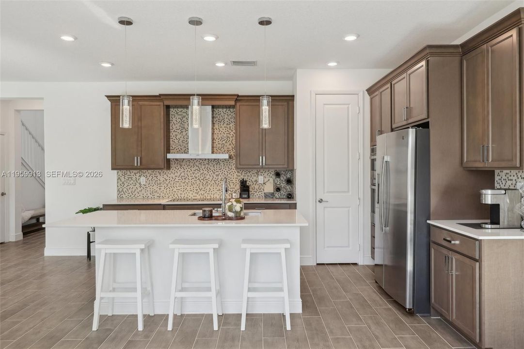 Vendido Recientemente: $690,000 (4 camas, 3 baños, 2308 Pies cuadrados)