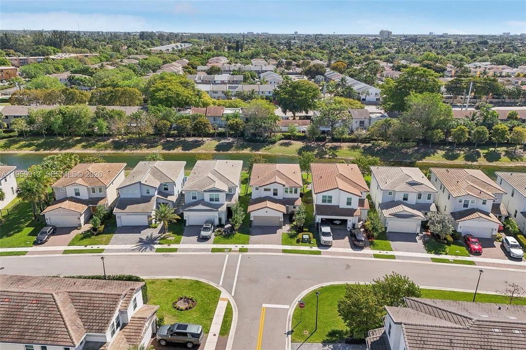 Vendido Recientemente: $690,000 (4 camas, 3 baños, 2308 Pies cuadrados)