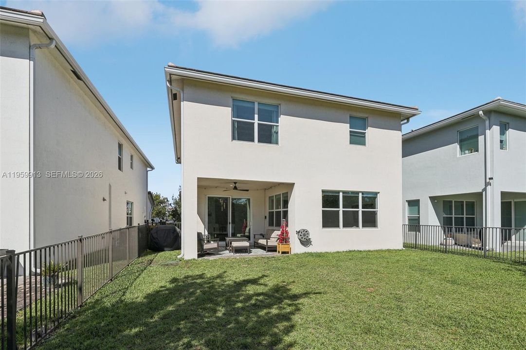 Vendido Recientemente: $690,000 (4 camas, 3 baños, 2308 Pies cuadrados)