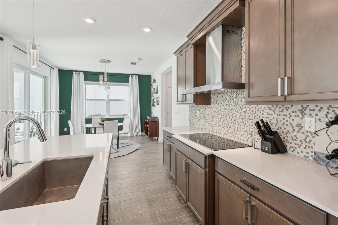 Vendido Recientemente: $690,000 (4 camas, 3 baños, 2308 Pies cuadrados)